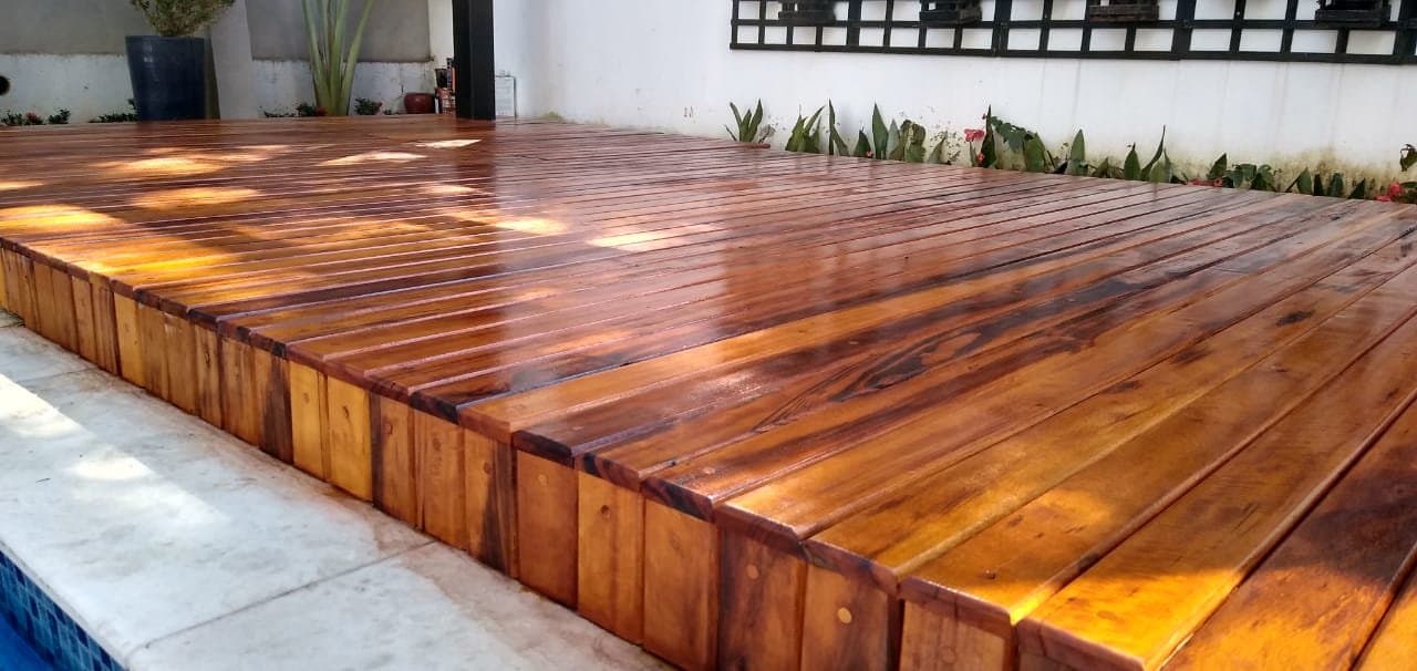 Deck de madeira envernizado