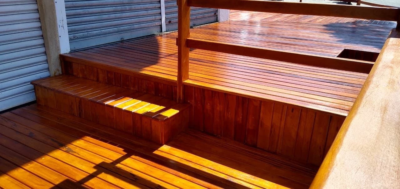 Deck com degraus envernizado